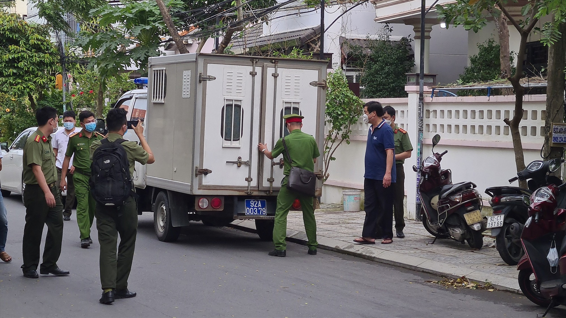 Cơ quan chức năng thi hành lệnh bắt tạm giam ông Phạm Văn Điểu. Ảnh: CTV