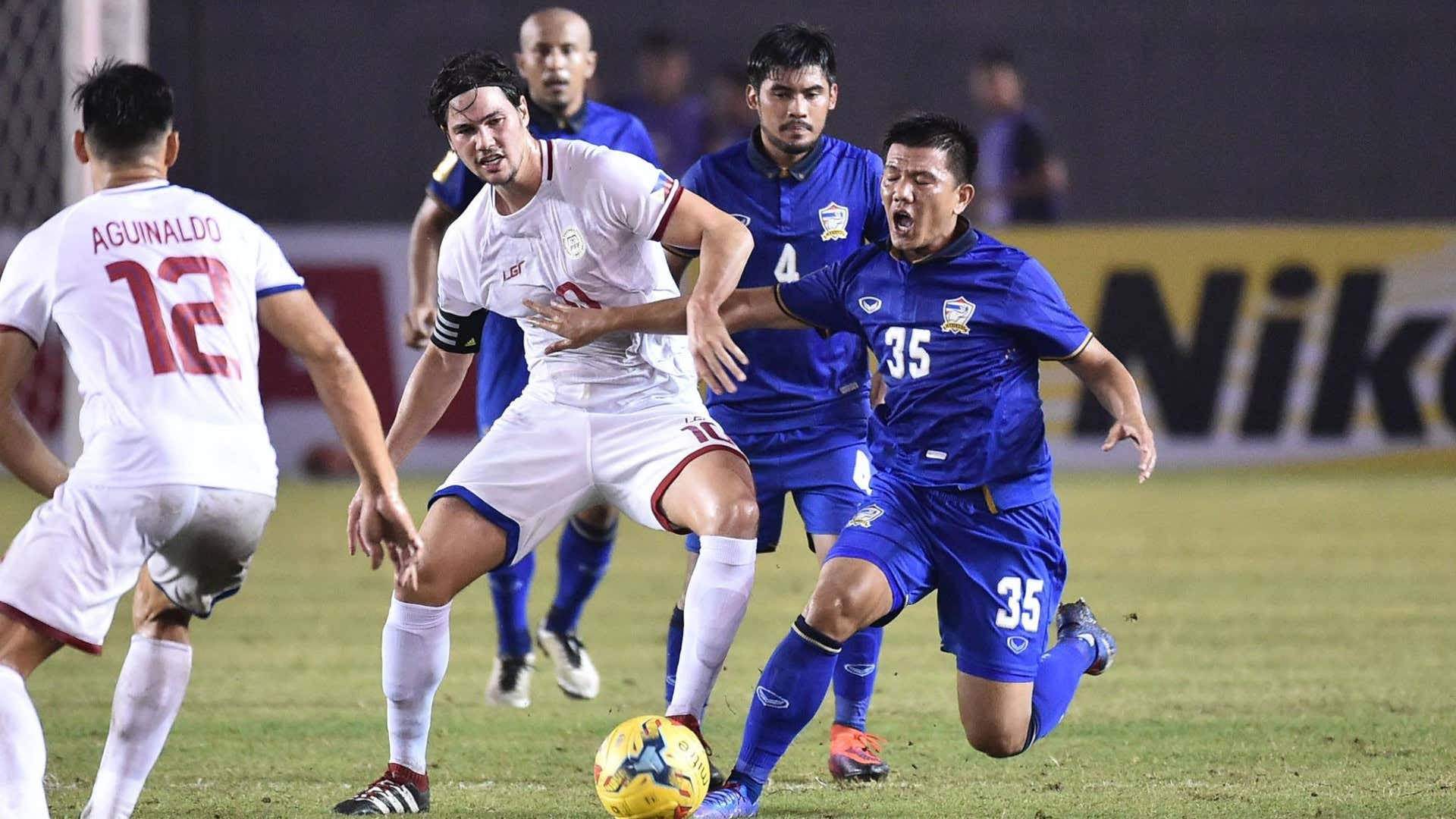 Các cầu thủ Philippines trong màu áo trắng. (Nguồn: goal.com)
