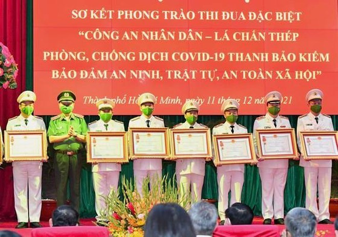 Thượng tá Hồ Song Ân, Phó Giám đốc Công an tỉnh Quảng Nam đại diện Công an Quảng Nam vinh dự nhận Huân chương chiến công hạng Nhì của Chủ tịch nước. ( Ngoài cùng, bên phải)