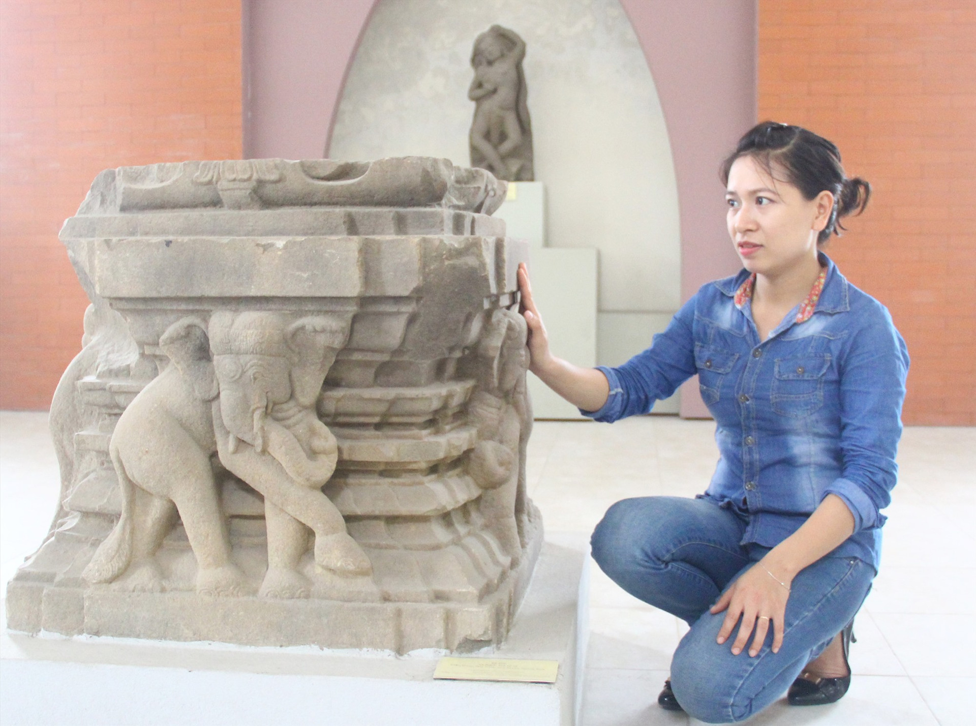 Bệ voi (sa thạch) đang lưu giữ, trưng bày tại Bảo tàng Văn hóa Sa Huỳnh - Chămpa Duy Xuyên.