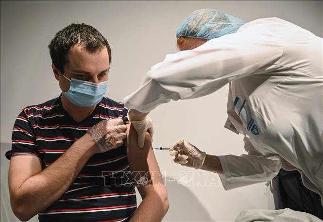 Nhân viên y tế tiêm vaccine Covid-19 cho người dân tại Moskva, Nga ngày 9-10-2020. Ảnh: AFP/TTXVN