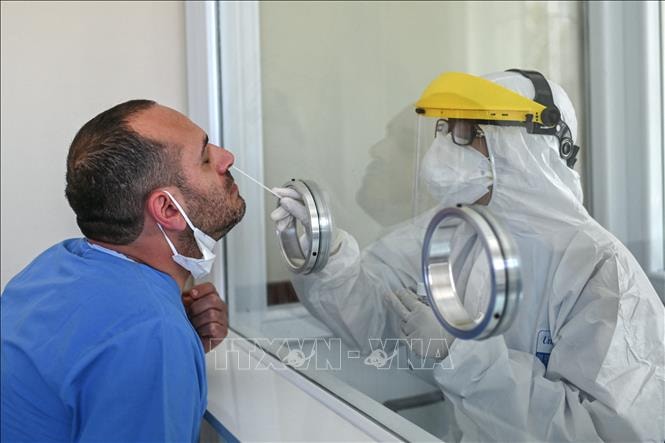Nhân viên y tế lấy mẫu xét nghiệm Covid-19 cho người dân tại Istanbul, Thổ Nhĩ Kỳ ngày 10-4-2021. Ảnh: AFP/TTXVN
