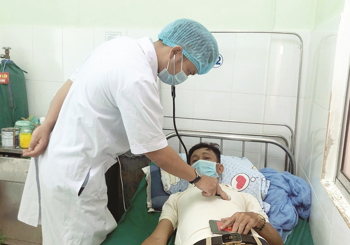 Bác sĩ thăm khám bệnh nhân lao kháng thuốc đang điều trị tại Bệnh viện Phạm Ngọc Thạch. Ảnh: T.A