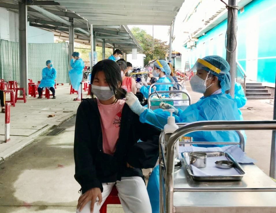 Thị xã Điện Bàn đã triển khai tiêm vắc xin Covid-19 cho học sinh THPT trên địa bàn. Ảnh: B.T