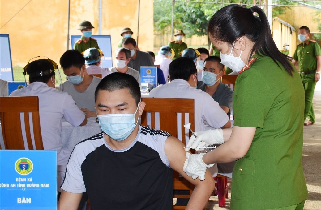 Tiêm vắc xin ngừa Covid 19 cho can, phạm nhân tại Trại tạm giam Công an tỉnh Quảng Nam