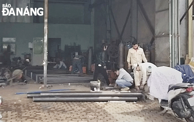 Xưởng sản xuất cơ khí Gia Hưng Phát hoạt động tại đường Đá Mọc 4 (ảnh chụp lại từ video, quay sáng 2-12). Ảnh: ĐẮC MẠNH