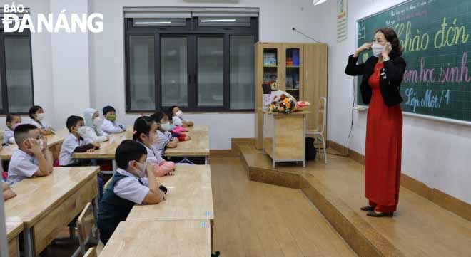 Học sinh lớp 1 học trực tiếp tại trường Tiểu học Lý Tự Trọng. Ảnh: NGỌC HÀ.