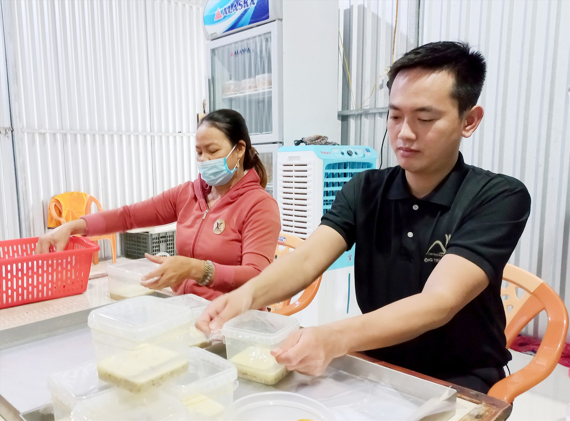 Anh Nguyễn Thành Luận tại cơ sở sản xuất nấm đông trùng hạ thảo của HTX. Ảnh: K.K