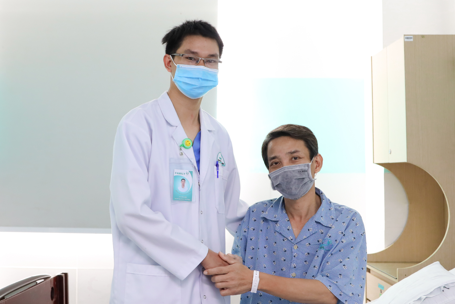 Bác sỹ Lê Xuân Long và bệnh nhân sau phẫu thuật