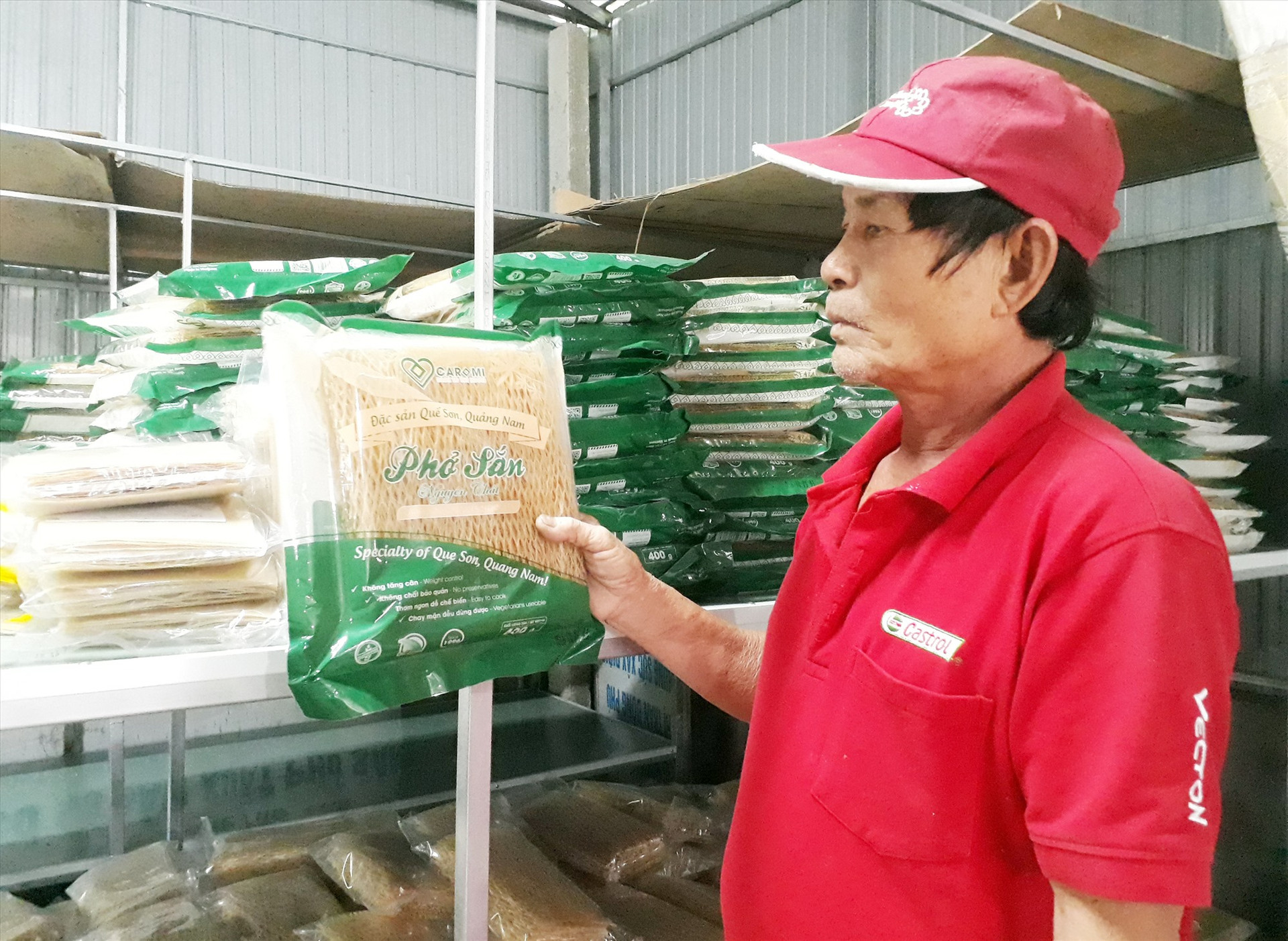 Được tiếp cận vốn vay từ Ngân hàng CSXH, ông Dương Ngọc Xinh (Đông Phú, Quế Sơn) mở rộng cơ sở sản xuất phở sắn. Ảnh: T.P