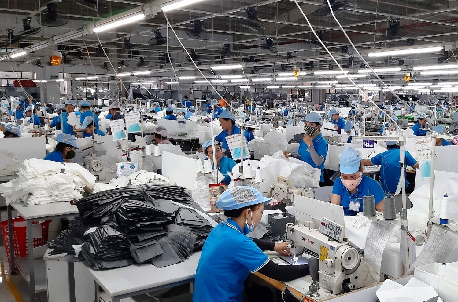 Dù gặp nhiều khó khăn nhưng năm 2021 giá trị sản xuất công nghiệp – tiểu thủ công nghiệp của Duy Xuyên vẫn tăng 6,5% so với năm ngoái. Ảnh: T.N