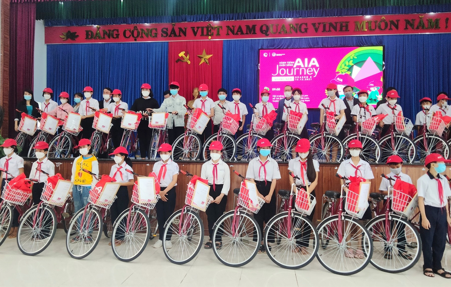 Tổng đại lý Văn phòng AIA Quảng Nam 1 trao xe đạp cho 40 em học sinh thị trấn Hà Lam
