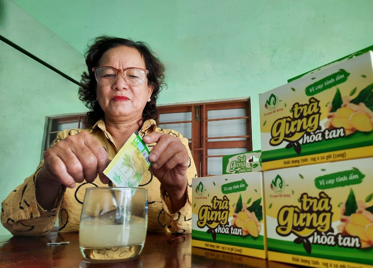 Bà Nguyễn Thị Tiến với sản phẩm trà gừng hòa tan Cô Một. Ảnh: Q.L