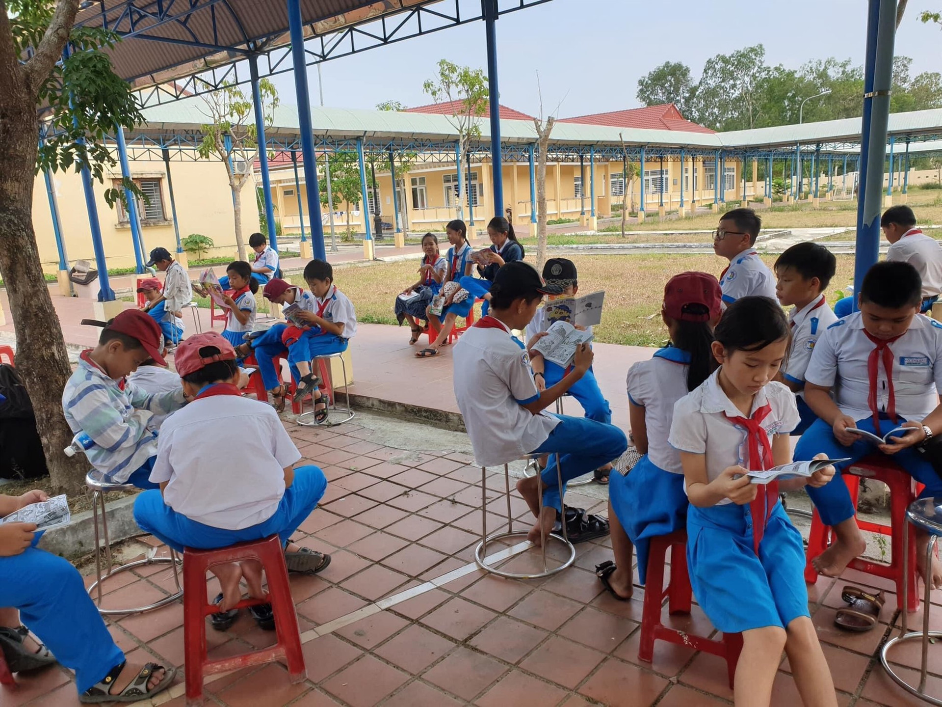 Học sinh Trường Tiểu học Võ Thị Sáu tham gia hoạt động cộng đồng ngày hội sách tại Làng Hòa Bình.