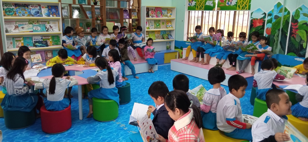 Học sinh đọc sách tại phòng đọc thư viện.