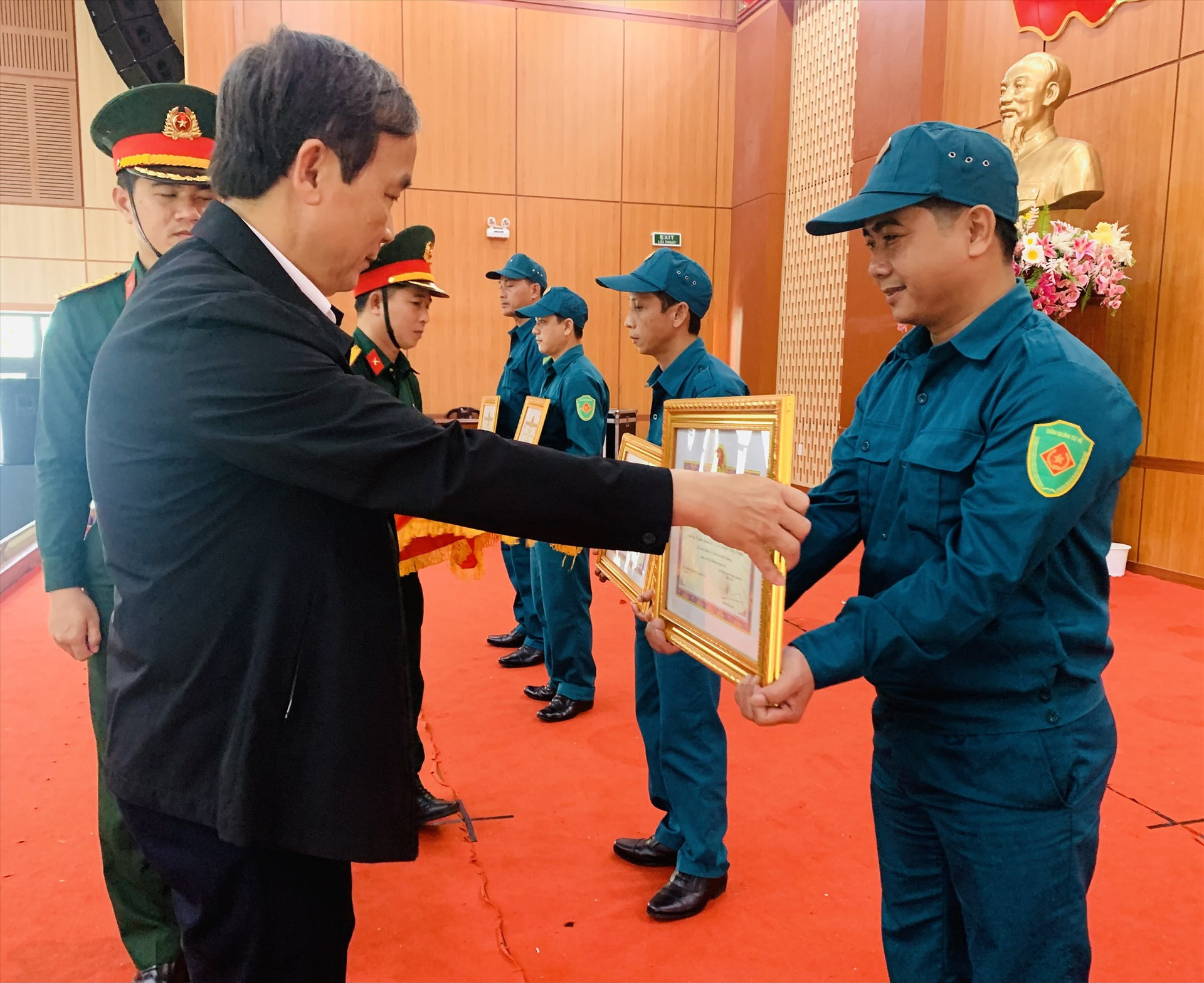 Lãnh đạo huyện Duy Xuyên tặng giấy khen các cá nhân có thành tích xuất sắc trong thực hiện nhiệm vụ quốc phòng, quân sự địa phương năm 2021.   Ảnh: T.N