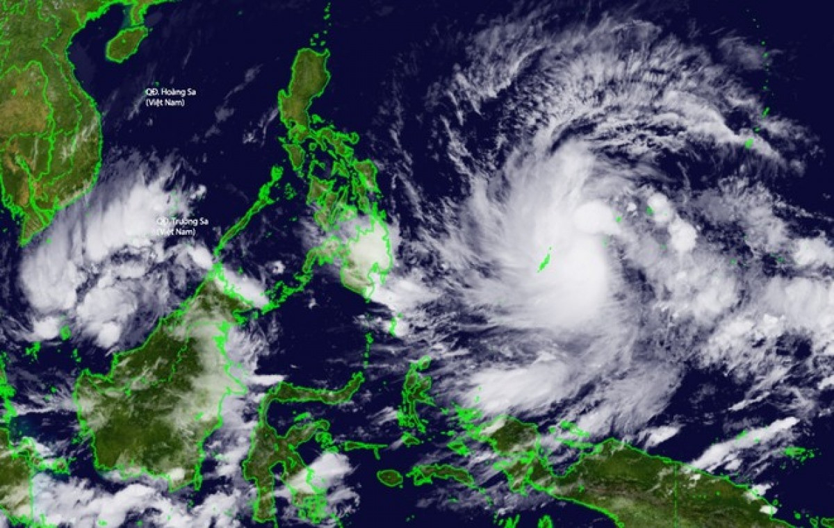 Hình ảnh vệ tinh của bão Rai đang hoạt động ở ngoài khơi Philippines và có thể di chuyển vào Biển Đông trong 3 ngày tới. Ảnh: NICT.