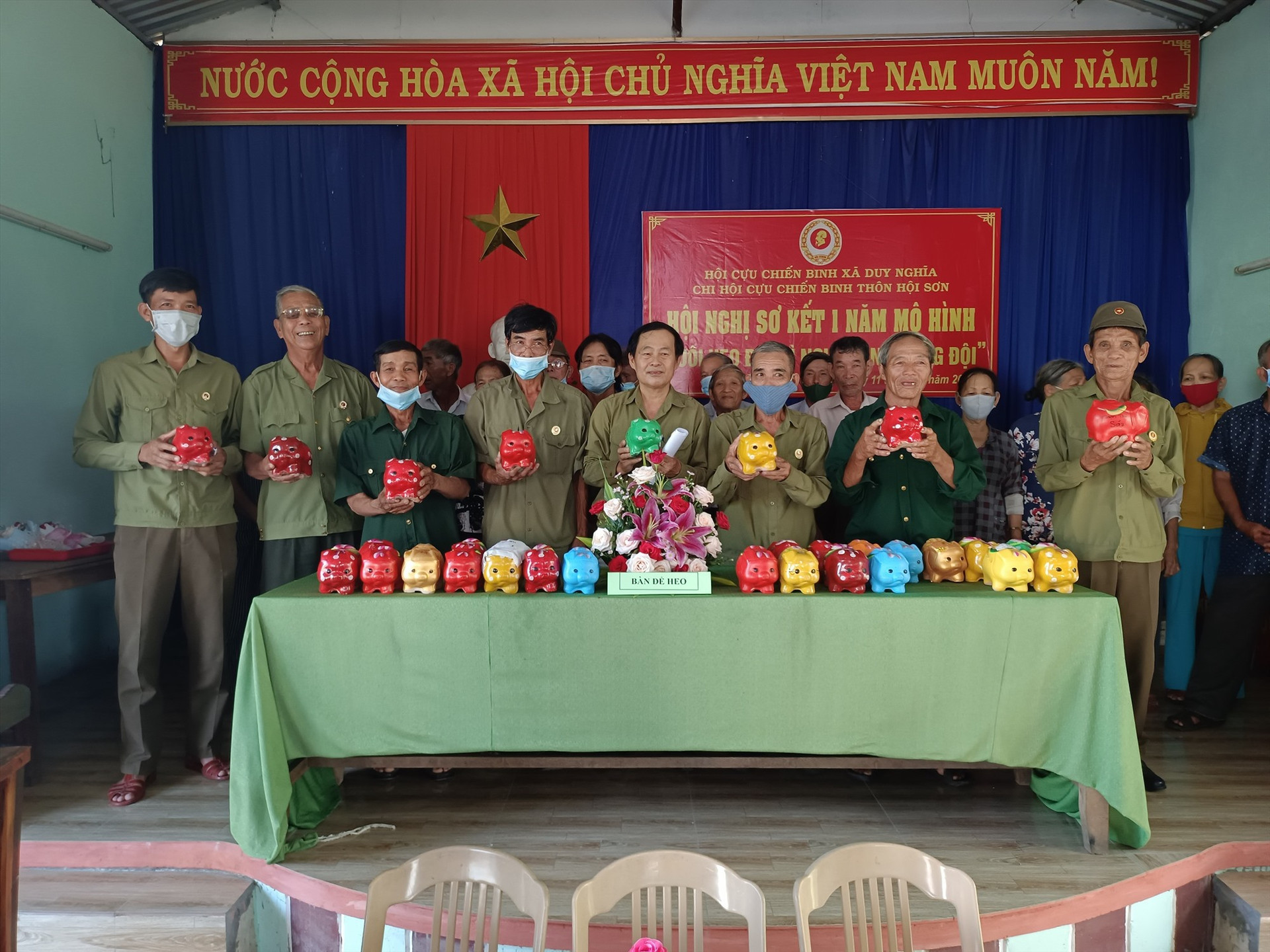 Hội viên cựu chiến binh thôn Hội Sơn (xã Duy Nghĩa) thực hiện nuôi heo đất tiết kiệm vì nghĩa tình đồng đội.