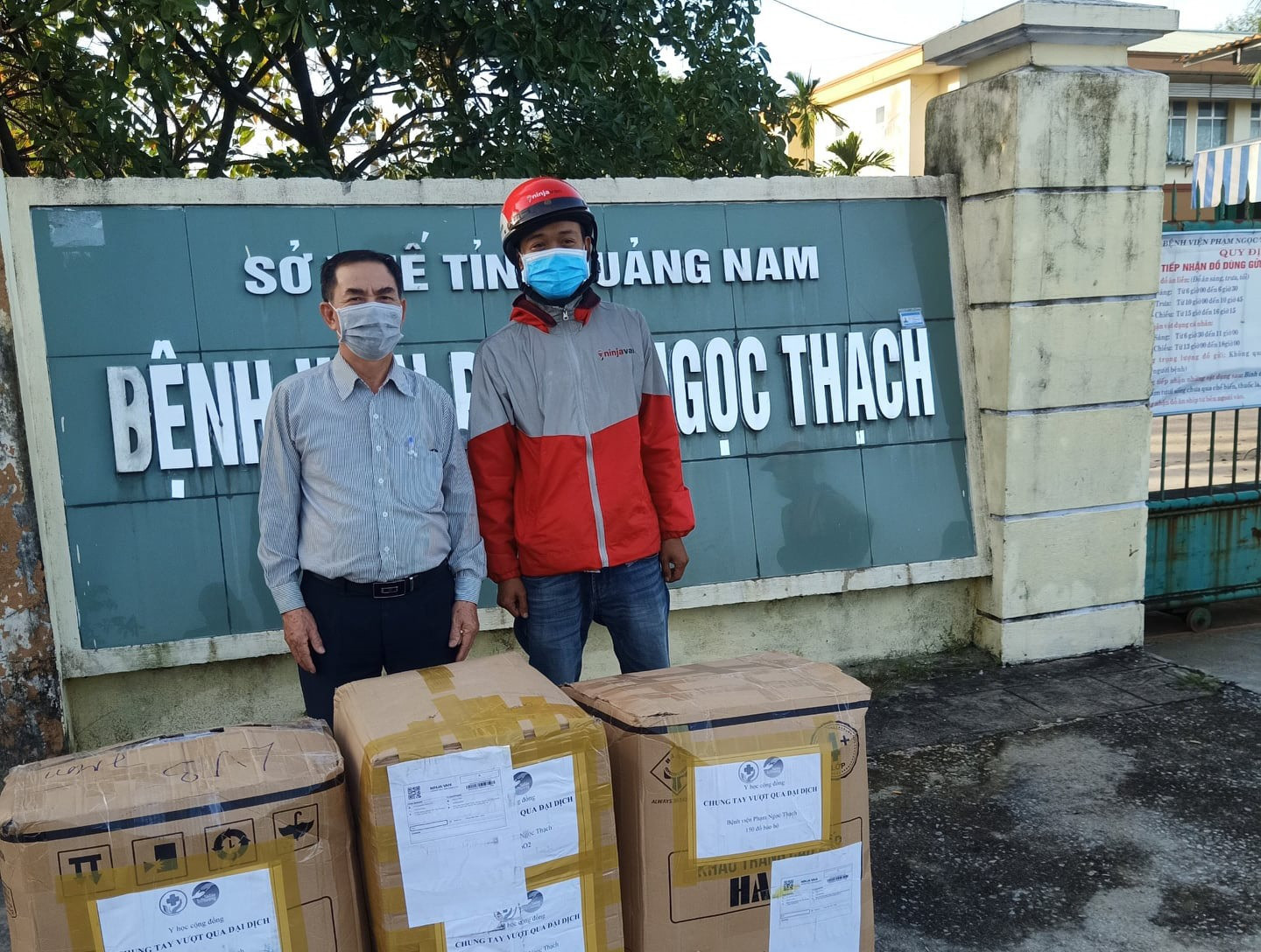 Trao tặng khẩu trang cho bệnh viện điều trị Covid-19 ở Quảng Nam. Ảnh: P.D