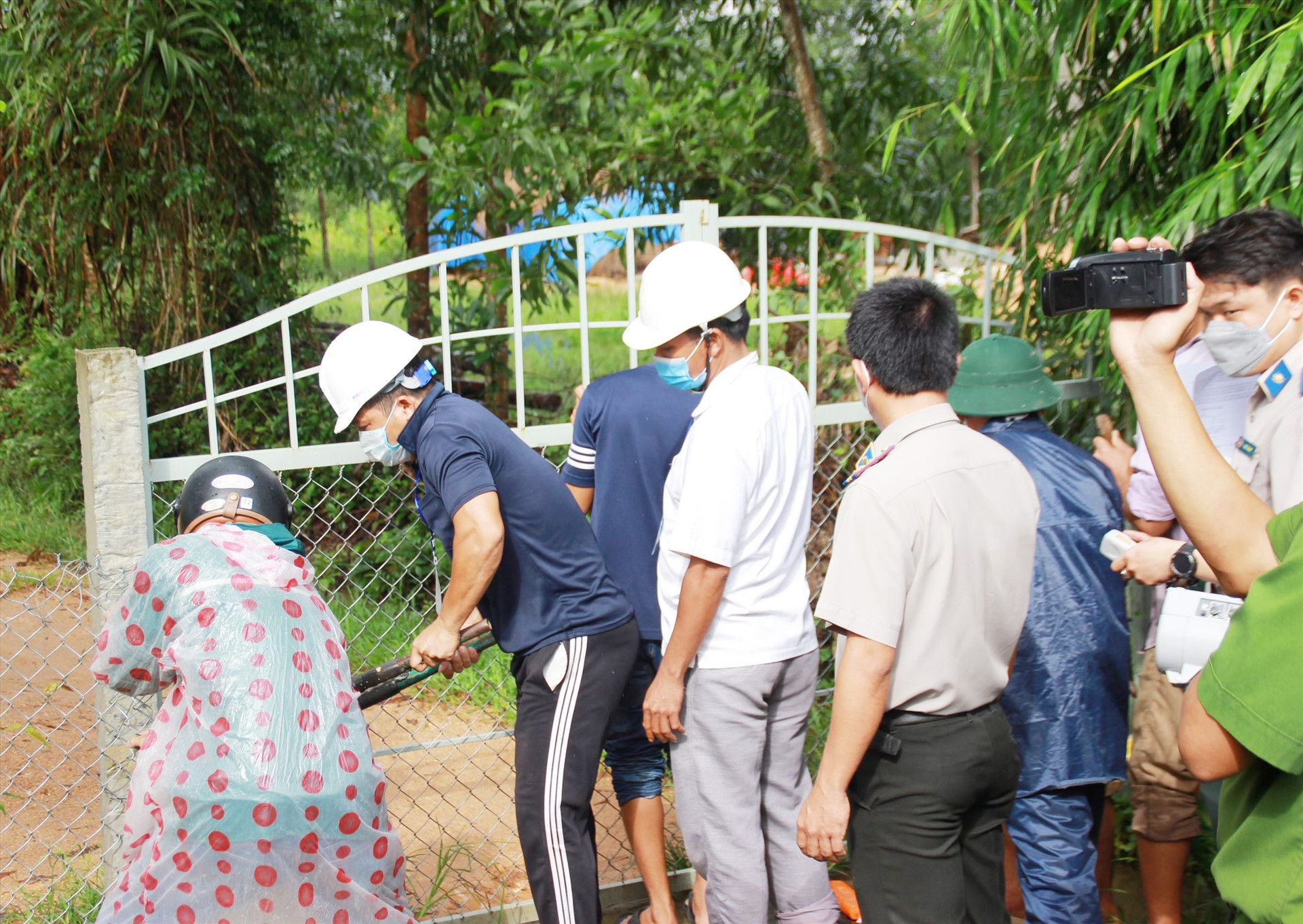 Cục Thi hành án dân sự tỉnh phối hợp cơ quan chức năng tiến hành cưỡng chế, bàn giao đất cho một hộ dân ở Thăng Bình vào cuối tháng 10 vừa qua. Ảnh: P.V
