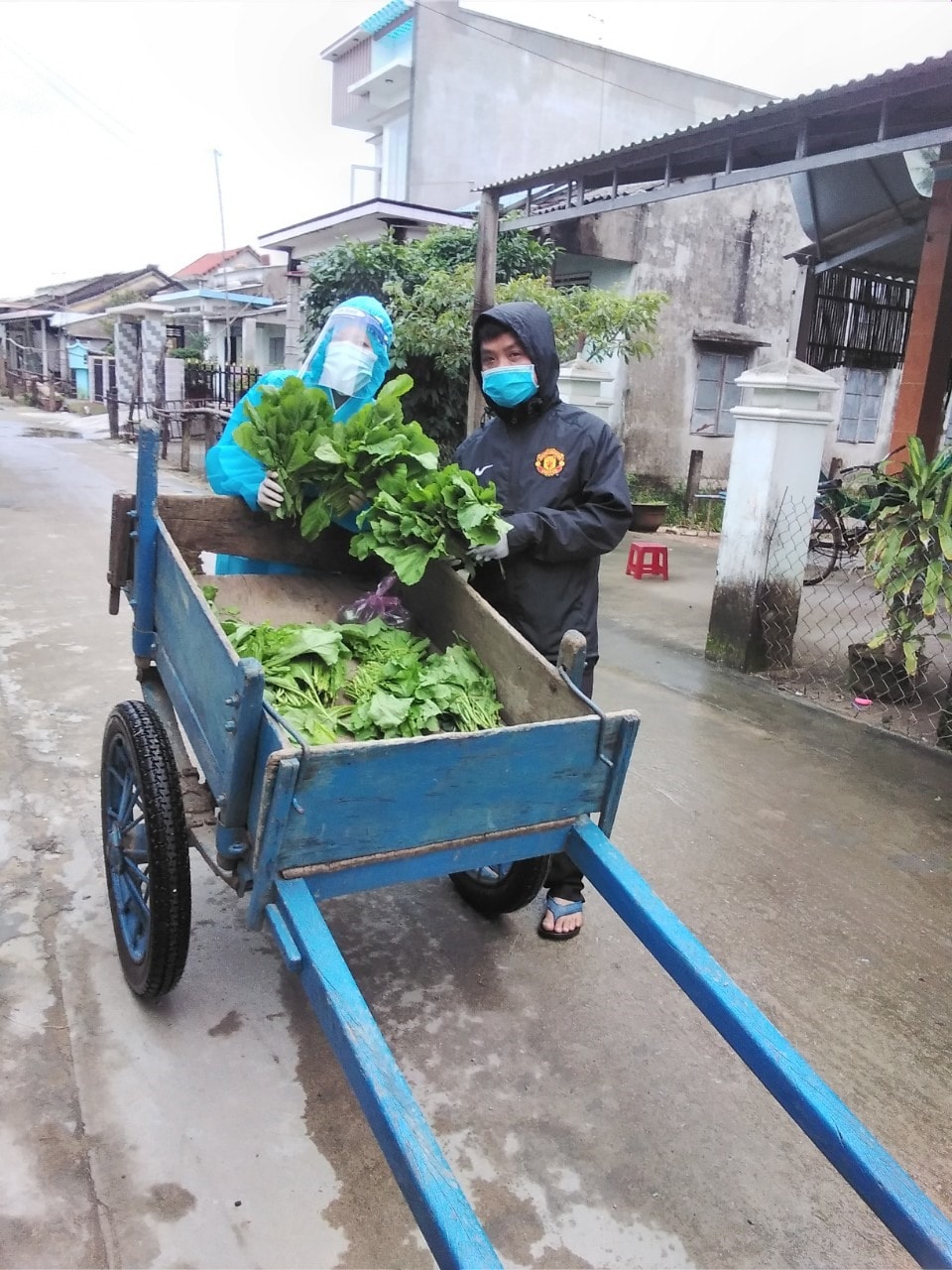 Đoàn viên thanh niên xã Duy Vinh chuyển ra xanh vào vùng phong tỏa. Ảnh: HH.