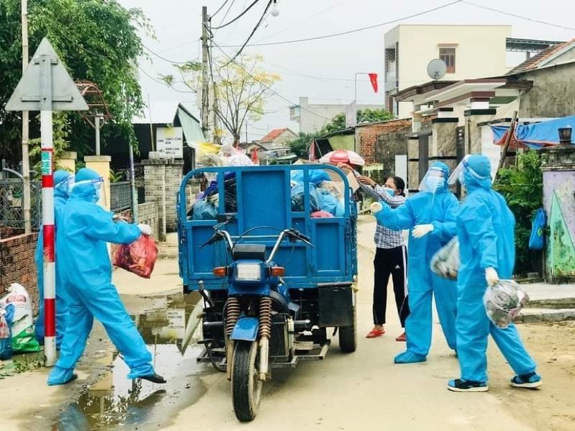 Thanh niên và các tình nguyện viện thu dọn rác giúp bà con ở địa bàn bị phong tỏa. Ảnh: HH.