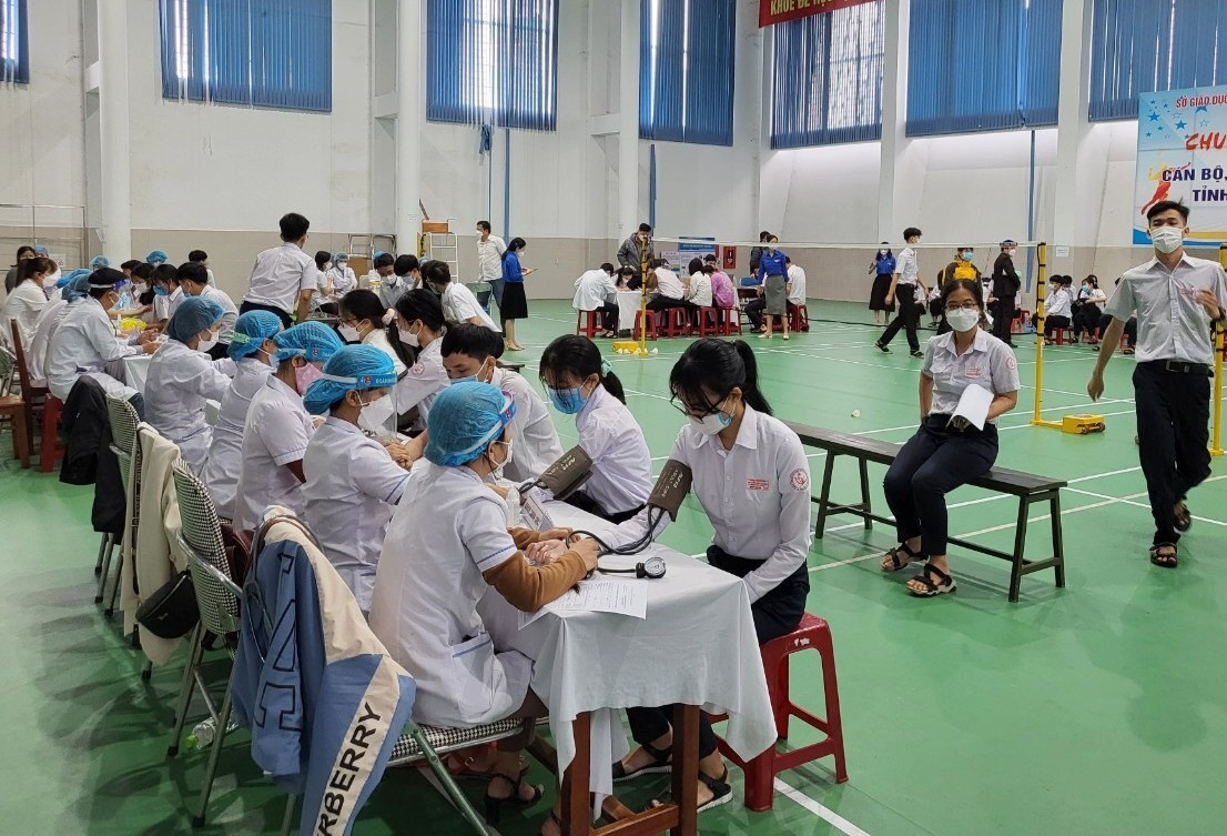 Việc tiêm vắc xin cho học sinh tại điểm tiêm trường THPT Chuyên Nguyễn Bỉnh Khiêm được chuẩn bị khá kỹ lưỡng. Ảnh: X.H
