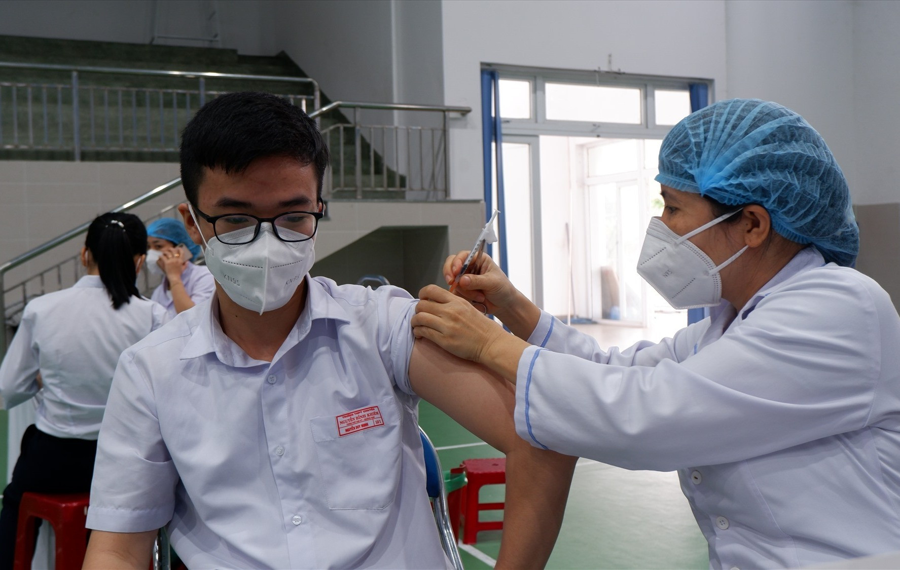 Học sinh trường THPT Chuyên Nguyễn Bỉnh Khiêm được tiêm trước, sau đó đến các trường THPT khác sẽ tiến hành tiêm trong ngày mai. Ảnh: X.