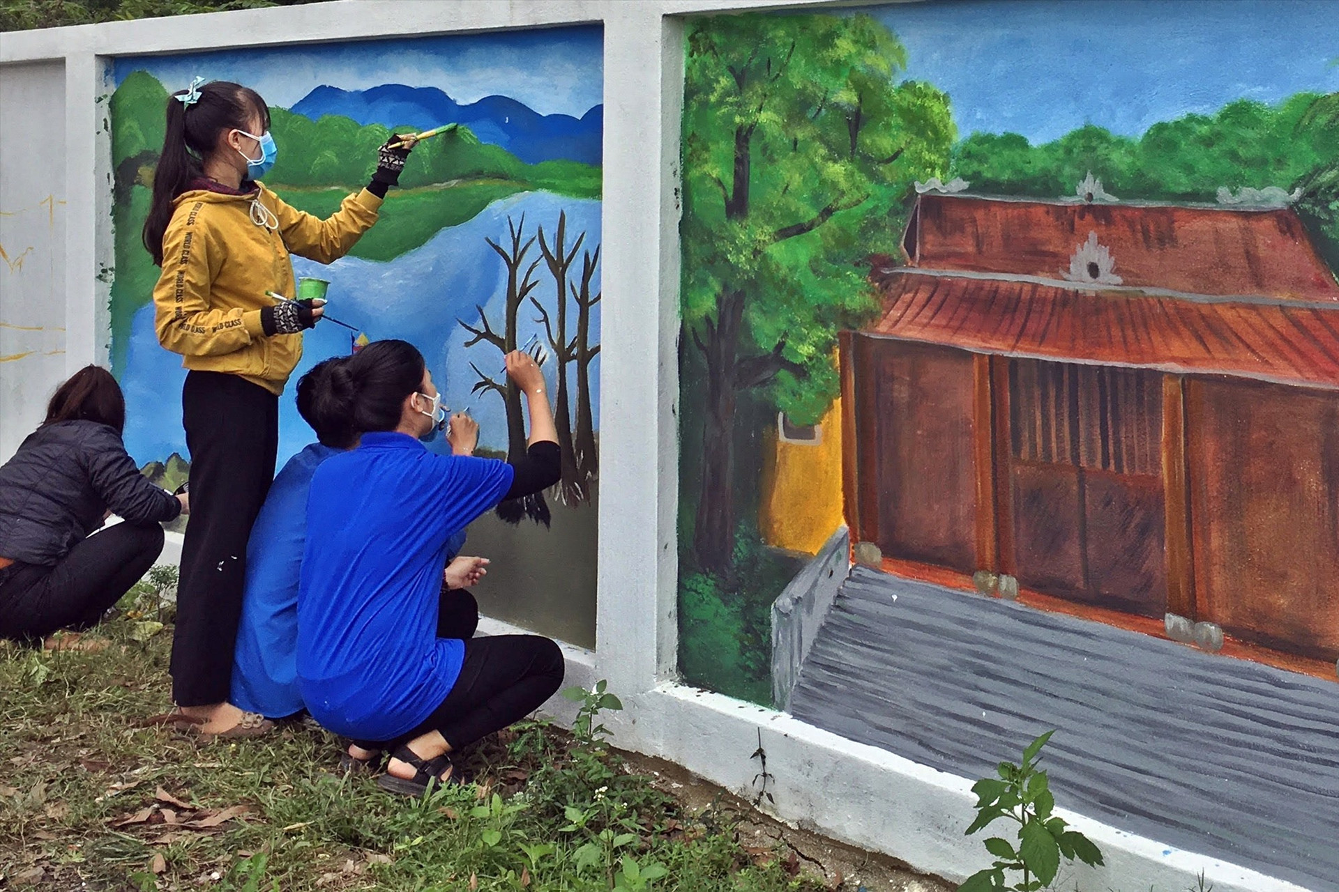 Các đoàn viên, thanh niên huyện Phú Ninh tham gia xây dựng tuyến phố văn minh. Ảnh: C.Đ