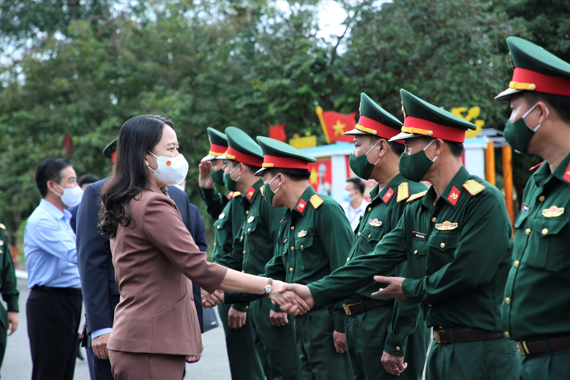 Phó Chủ tịch nước Võ Thị Ánh Xuân thăm cán bộ, chiến sĩ Lữ đoàn 270. Ảnh: A.N