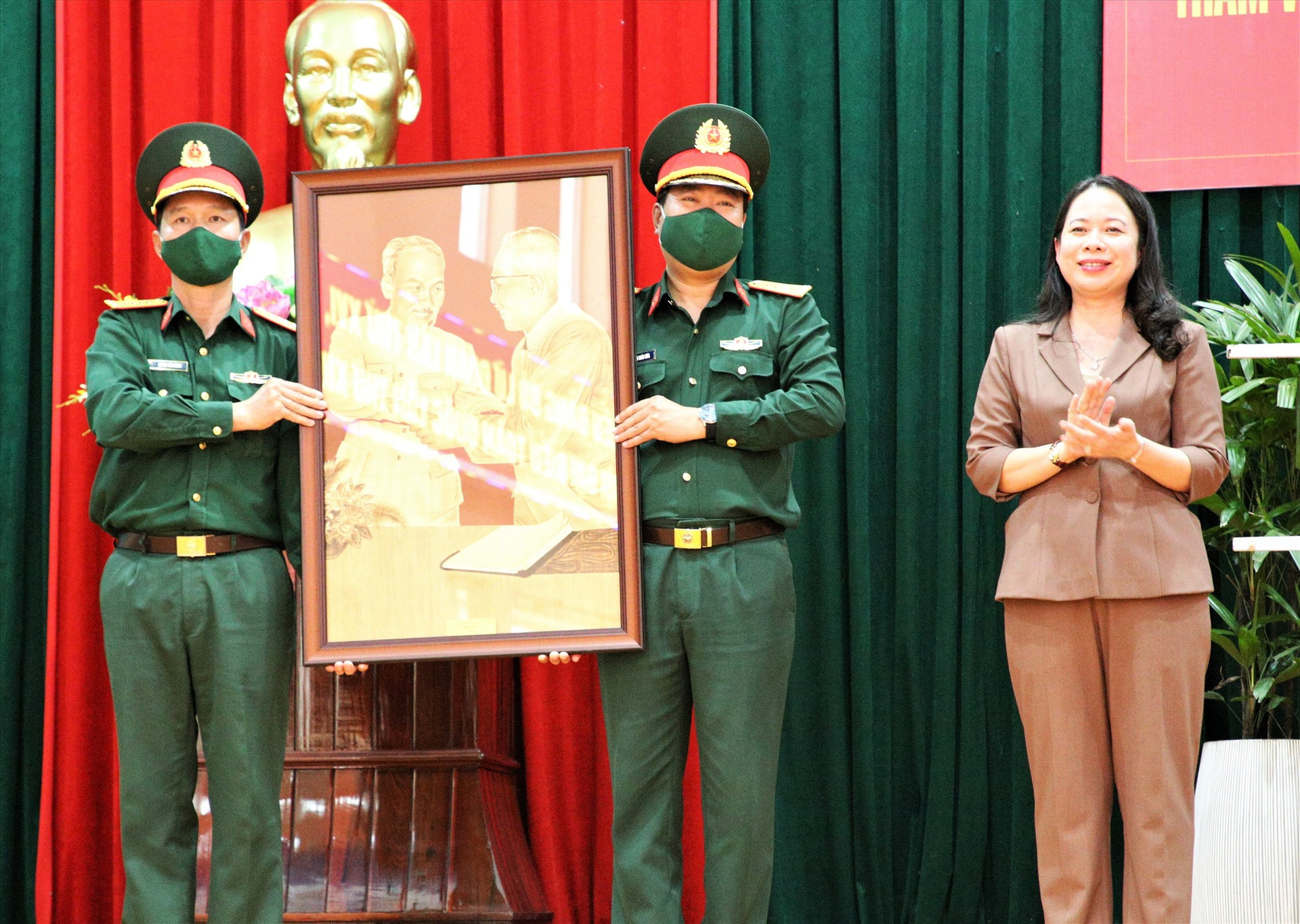 Phó Chủ tịch nước tặng bước ảnh Bác Hồ và Đại tướng Võ Nguyên giáp cho Lữ đoàn 270. Ảnh: A.N