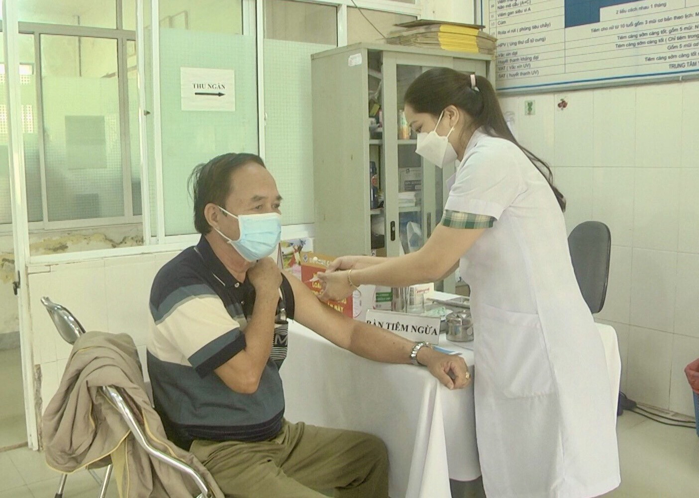 Người dân chích vắc xin ngừa viêm gan B tại Trung tâm Kiểm soát bệnh tật Quảng Nam. Ảnh: V.T