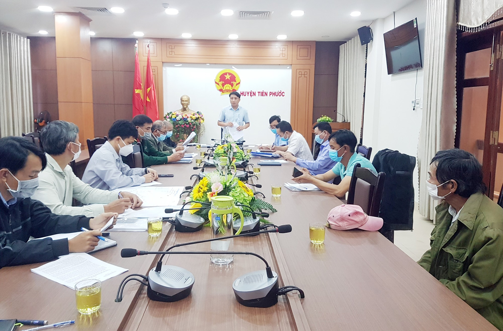 Buổi đối thoại với 2 hộ dân có sự tham gia đầy đủ của đại diện khu dân cư, thị trấn Tiên Kỳ, các ban ngành của huyện Tiên Phước và chủ đầu tư. Ảnh: D.L
