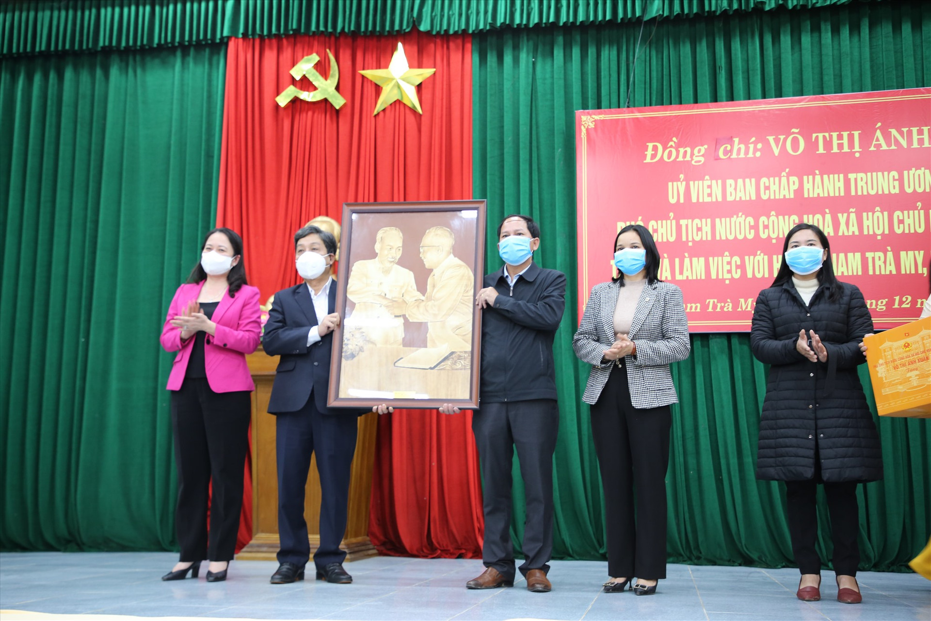 Phó Chủ tịch nước trao bức ảnh Chủ tịch Hồ Chí Minh cho huyện Nam Trà My. Ảnh: A.N