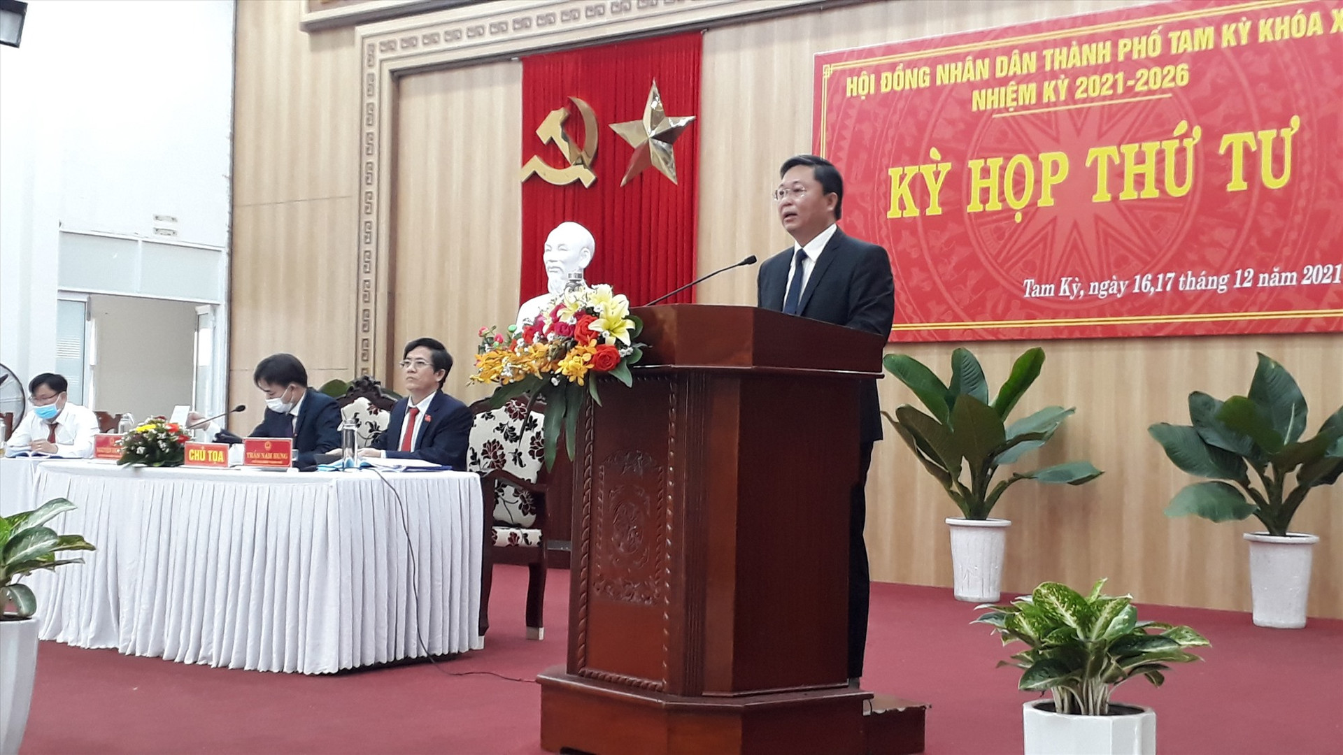 Chủ tịch UBND tỉnh Lê Trí Thanh phát biểu tại kỳ họp định hướng một số vấn đề trong năm 2022. Ảnh: X.P