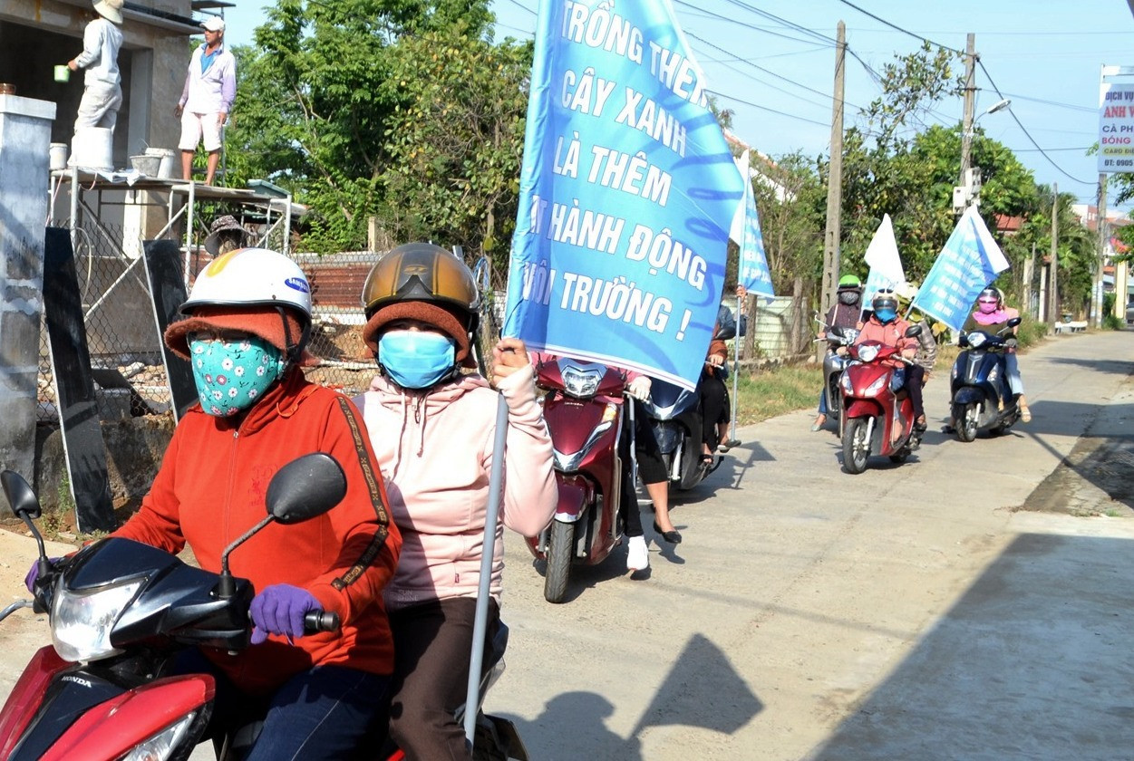 Phụ nữ xã Điện Hòa (Điện Bàn) tuyên truyền lưu động nhằm nâng cao ý thức trong nhân dân về bảo vệ môi trường. Ảnh: KK