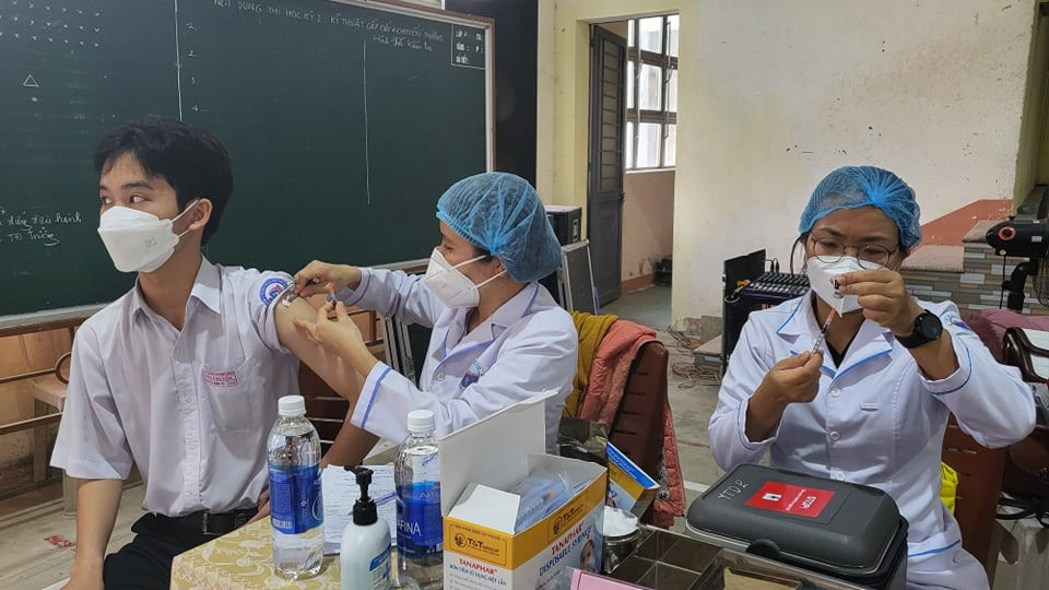 Học sinh trường THPT Trần Cao Vân được tiêm vắc xin ngừa Covid-19 vào hôm qua 16.12. Ảnh: P.V
