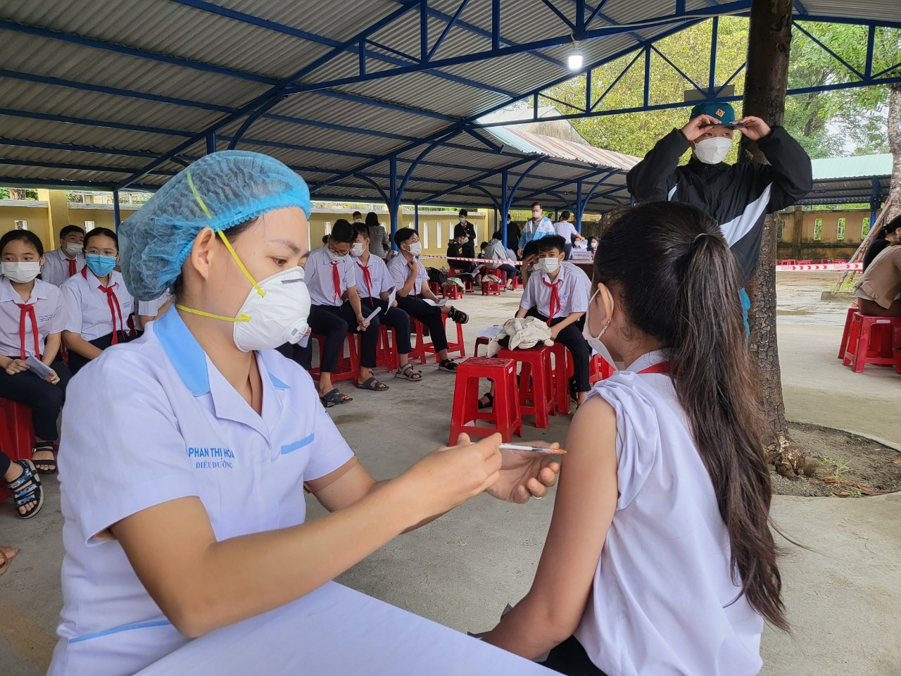 Trong sáng 17.12, TP.Tam Kỳ triển khai tiêm vắc xin cho học sinh THCS trên địa bàn với tổng số liều vắc xin dành cho độ tuổi này hơn 6.000 liều.