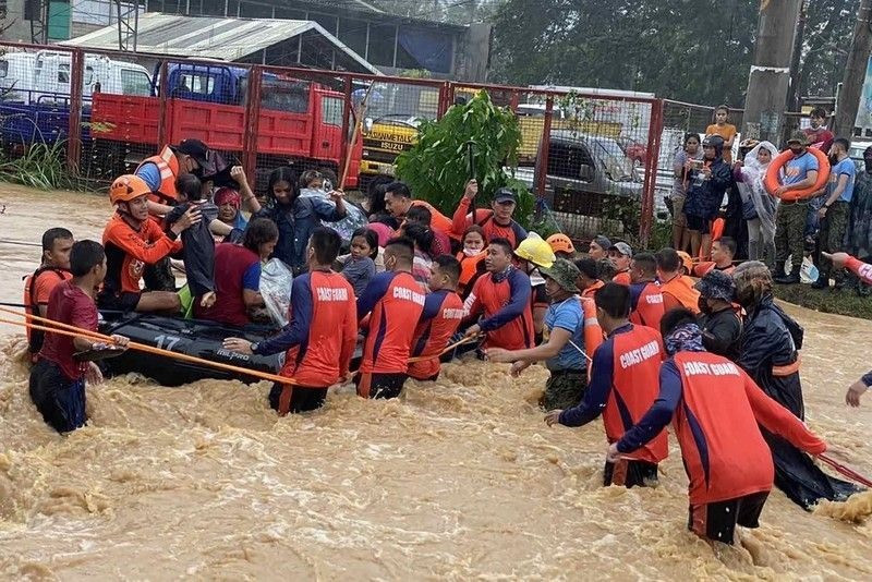Lực lượng cứu hộ Philippines đưa người dân sơ tán khỏi vùng ngập lụt sau khi siêu bãi Rai đổ bộ gây mưa lớn. Ảnh: AFP