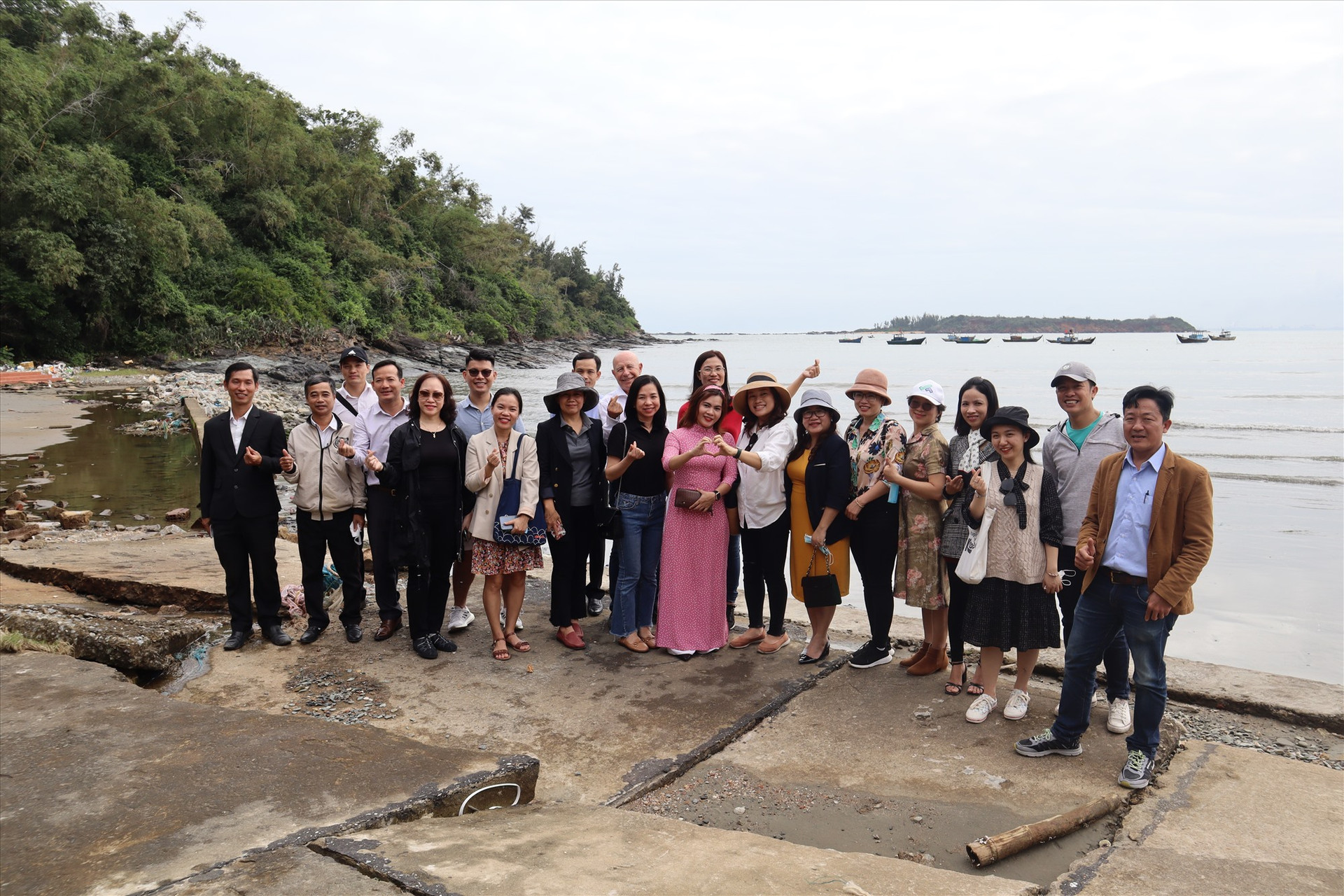 Đoàn khảo sát với nhiều doanh nghiệp lữ hành trong, ngoài tỉnh khảo sát xã đảo Tam Hải, Núi Thành. Ảnh: Q.T