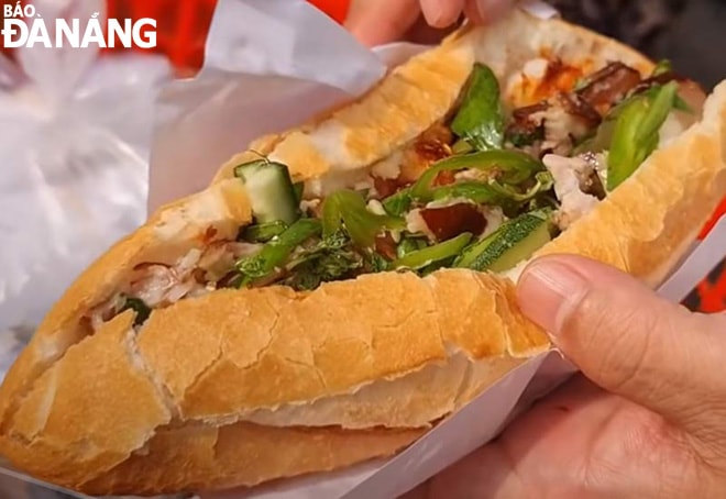 Nhưn bánh không nhiều gia vị, chủ yếu thịt, rau răm, hành lá, ớt trái, trộn đều với muối tiêu, nước dùng nhằm giữ lại hương vị tự nhiên của thịt heo. Ảnh: H.L