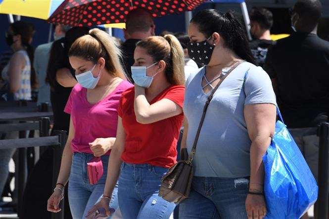 Người dân đeo khẩu trang phòng dịch Covid-19 tại Carson, bang California, Mỹ ngày 4-7-2020. Ảnh: AFP/TTXVN