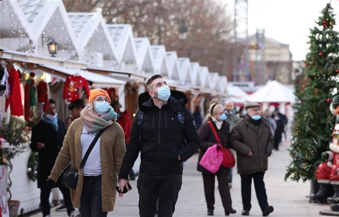 Người dân đeo khẩu trang phòng lây nhiễm Covid-19 tại hội chợ Giáng Sinh ở Paris, Pháp. Ảnh: THX/TTXVN