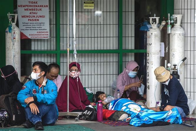 Bệnh nhân Covid-19 chờ được tiếp nhận tại bệnh viện ở Surabaya, Indonesia. Ảnh: AFP/ TTXVN