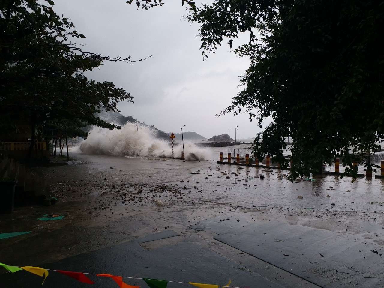 Sóng lớn đang uy hiếp tại đảo Cù Lao Chàm. Ảnh do Phạm Thị Mỹ Hương cung cấp