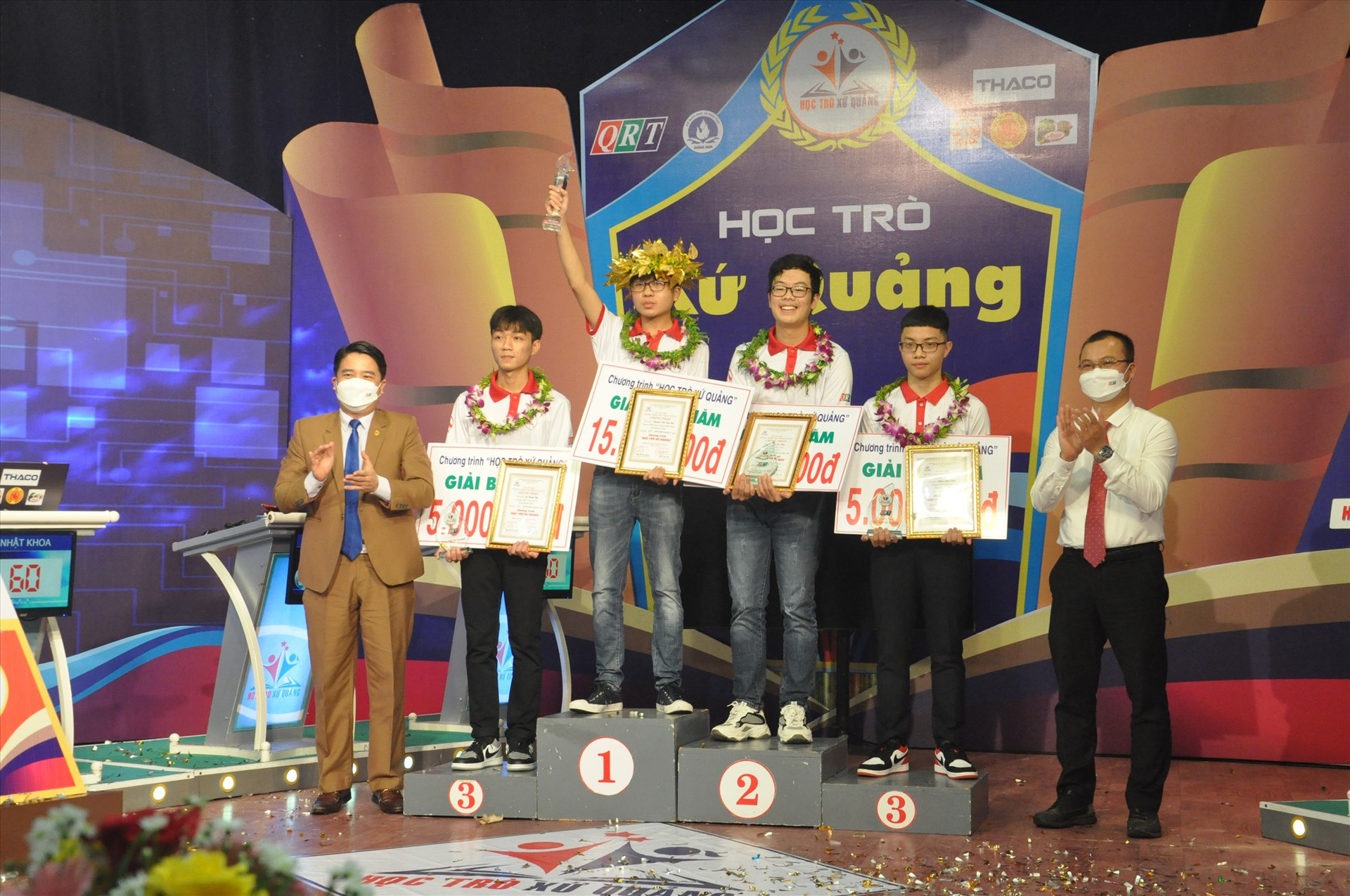 Phó Chủ tịch UBND tỉnh Trần Văn Tân và đại diện nhà tài trợ trao thưởng cho các thí sinh. Ảnh: X.P