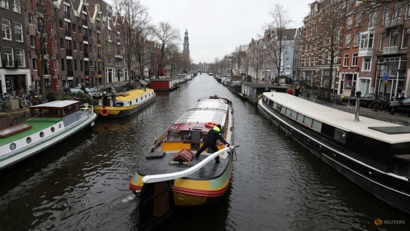 Thành phố Amsterdam (Hà Lan) từng nhộn nhịp, nay vắng bóng vì Covid-19. Ảnh: Reuters