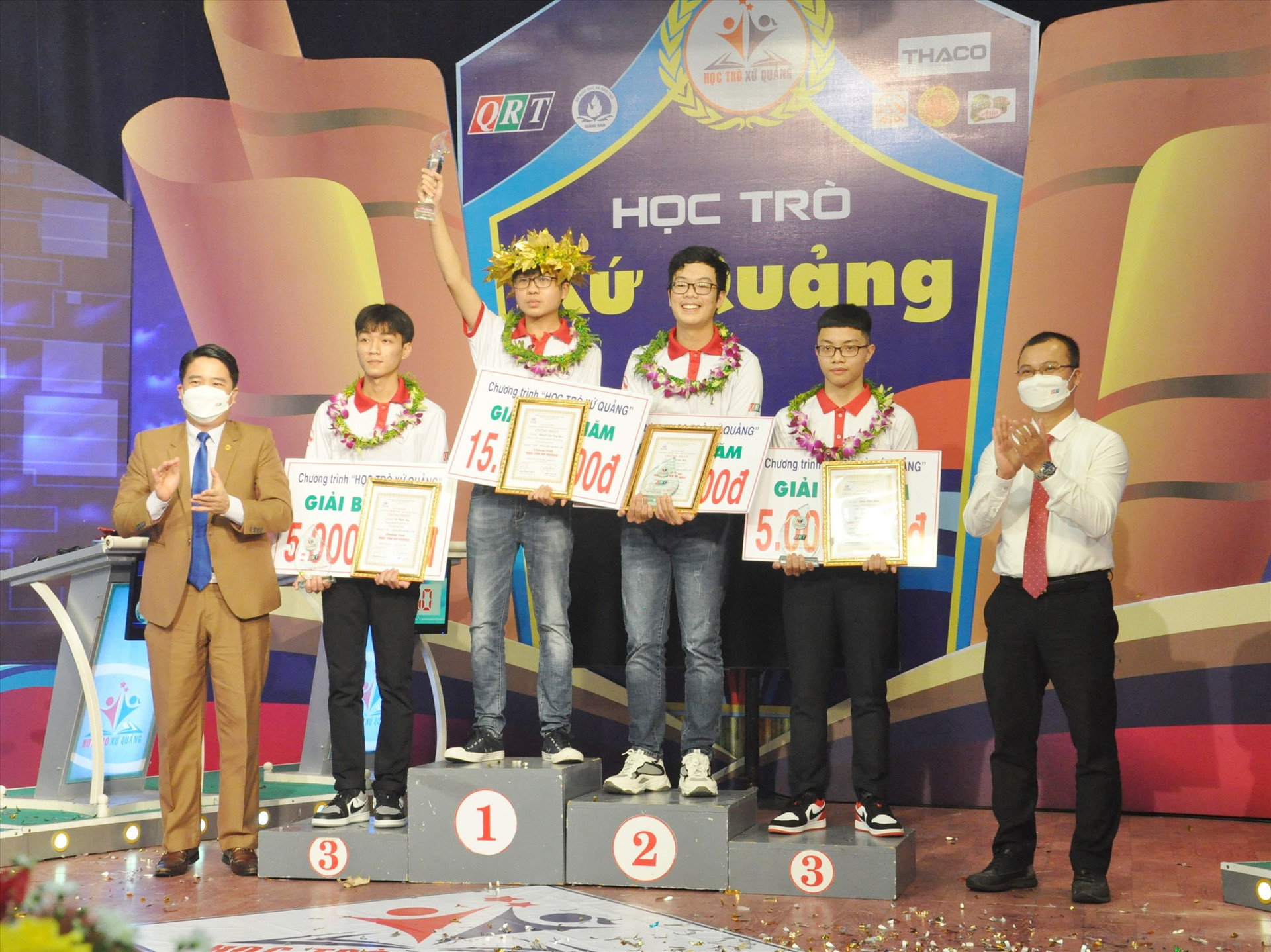 Phó Chủ tịch UBND tỉnh Trần Văn Tân và nhà tài trợ trao thưởng cho các thí sinh sau chung kết. Ảnh: X.P