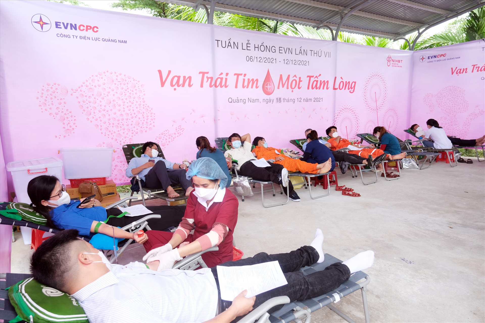 Cán bộ, công nhân viên ngành điện Quảng Nam tham gia hiến máu tình nguyện trong “Tuần lễ hồng EVN”.Ảnh: Đ.H
