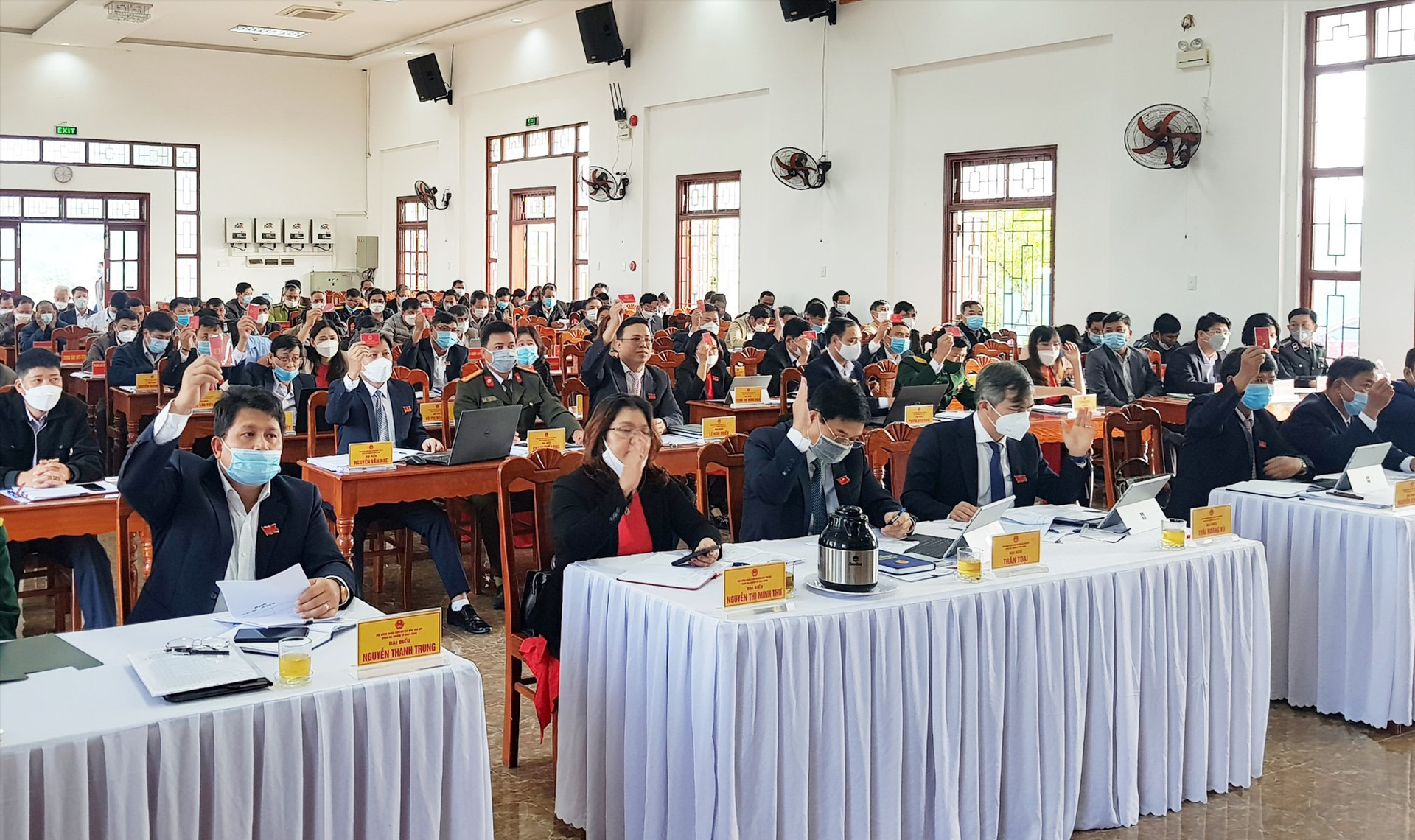 Các đại biểu HĐND huyện Bắc Trà My biểu quyết tại kỳ họp.